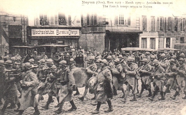 Noyon oise cpa 1917 arrivee des troupes francaises