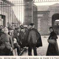 Noyon oise cpa 1917 la queue distribution viande