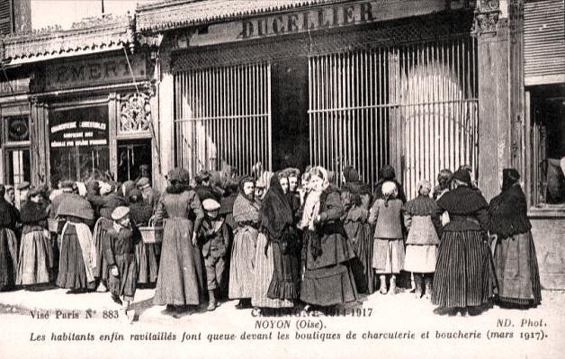 Noyon oise cpa 1917 la queue ravitaillement