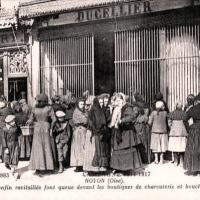 Noyon oise cpa 1917 la queue ravitaillement