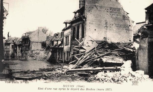 Noyon oise cpa 1917 une rue