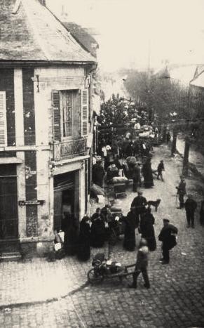 Noyon oise cpa 1915 Evacuation rue du coizel