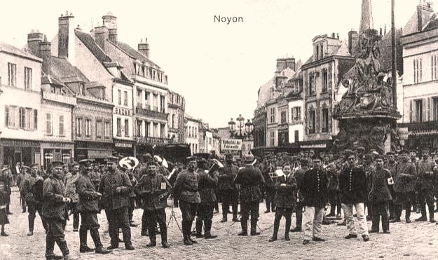 Noyon oise cpa 1914 1918 soldats place hotel de ville