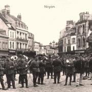 Noyon oise cpa 1914 1918 soldats place hotel de ville