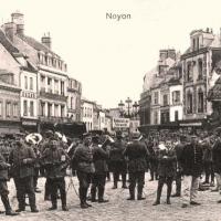 Noyon oise cpa 1914 1918 soldats place hotel de ville
