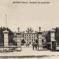 Noyon oise cpa casernes entree 