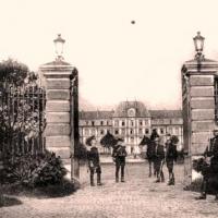 Noyon oise cpa casernes entree