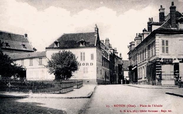 Noyon oise cpa cathedrale et place de l abside