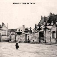 Noyon oise cpa cathedrale et place du parvis