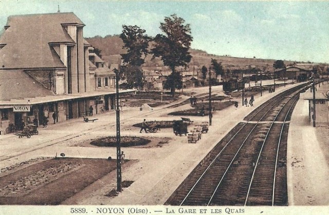 Noyon oise cpa gare apres guerre