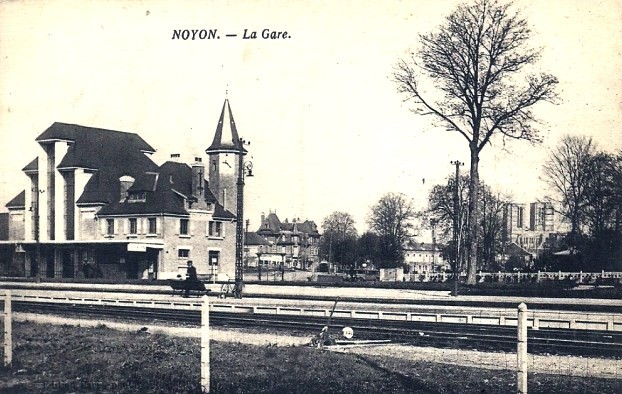 Noyon oise cpa gare apres guerre