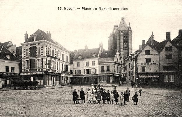 Noyon oise cpa place du marche aux bles 