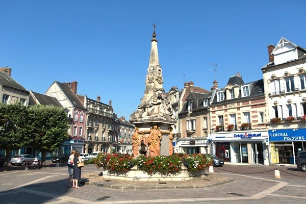 Noyon oise fontaine du dauphin