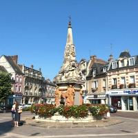 Noyon oise fontaine du dauphin