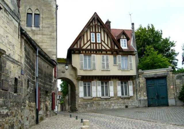 Noyon oise quartier canonial et porte corbault