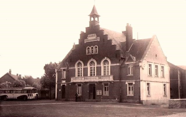 Oisy le verger pas de calais la mairie et la place cpa