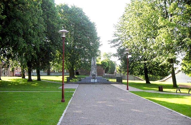 Oisy le verger pas de calais la place verte et le monument aux morts