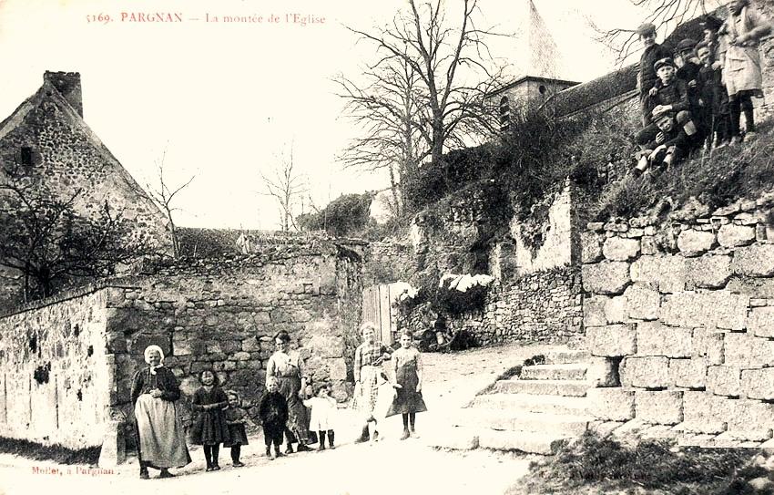 Pargnan (Aisne) CPA montée de l'église