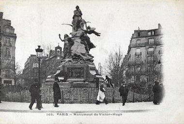 La place Victor Hugo, cpa