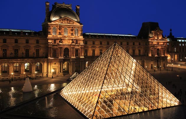 Paris 75 la pyramide du louvre