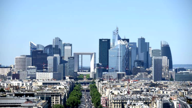 Paris 75 le quartier de la defense et la grande arche