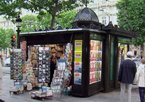 Paris 75 un kiosque a journaux davioud