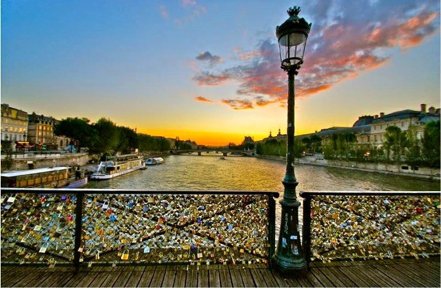 Paris 75 un lampadaire sur le pont des arts