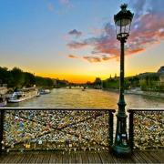 Paris 75 un lampadaire sur le pont des arts