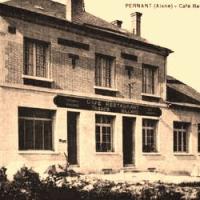 Pernant (Aisne) CPA Le café-restaurant