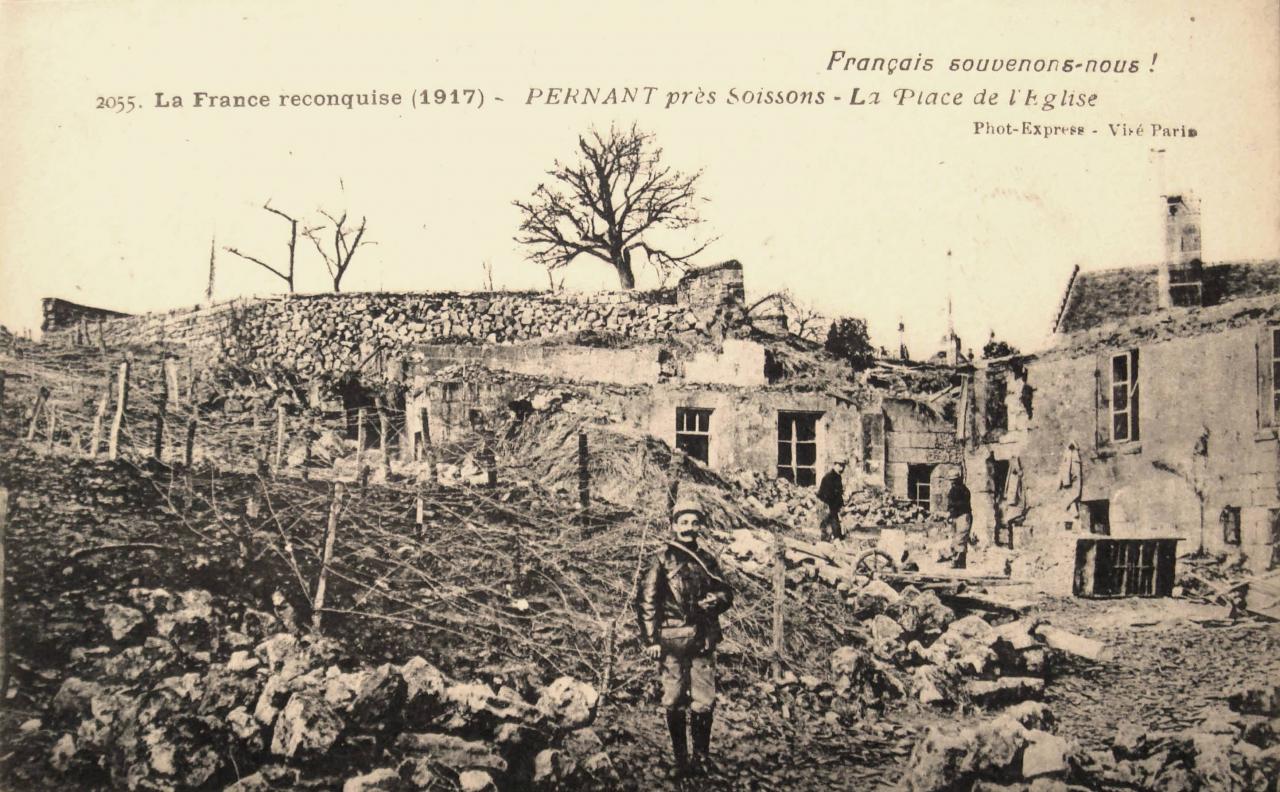 Pernant (Aisne) CPA La place de l'église 1914-1918