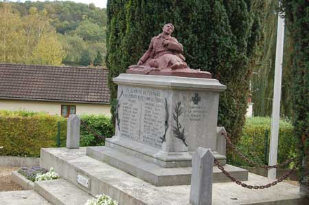 Pernant (Aisne) Le monument aux morts