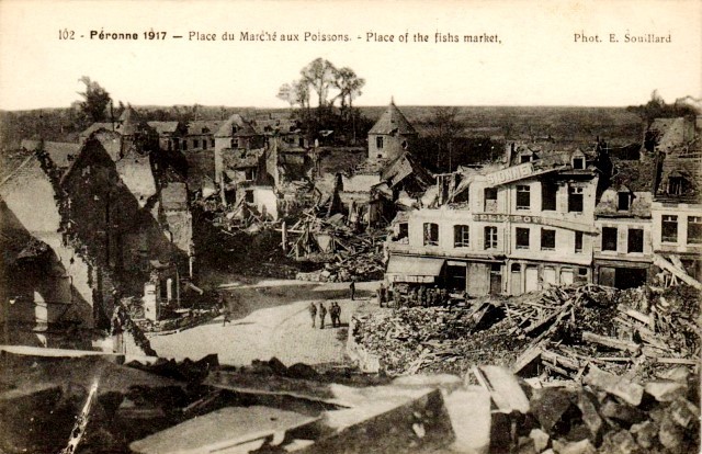 Peronne somme 1914 1918 la place du marche aux poissons cpa