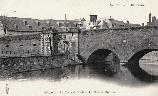 Peronne somme la porte de paris et les grands moulins cpa