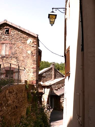 Peux et couffouleux aveyron derriere l eglise