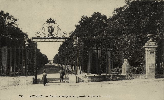 Poitiers vienne l entree des jardins de blossac cpa