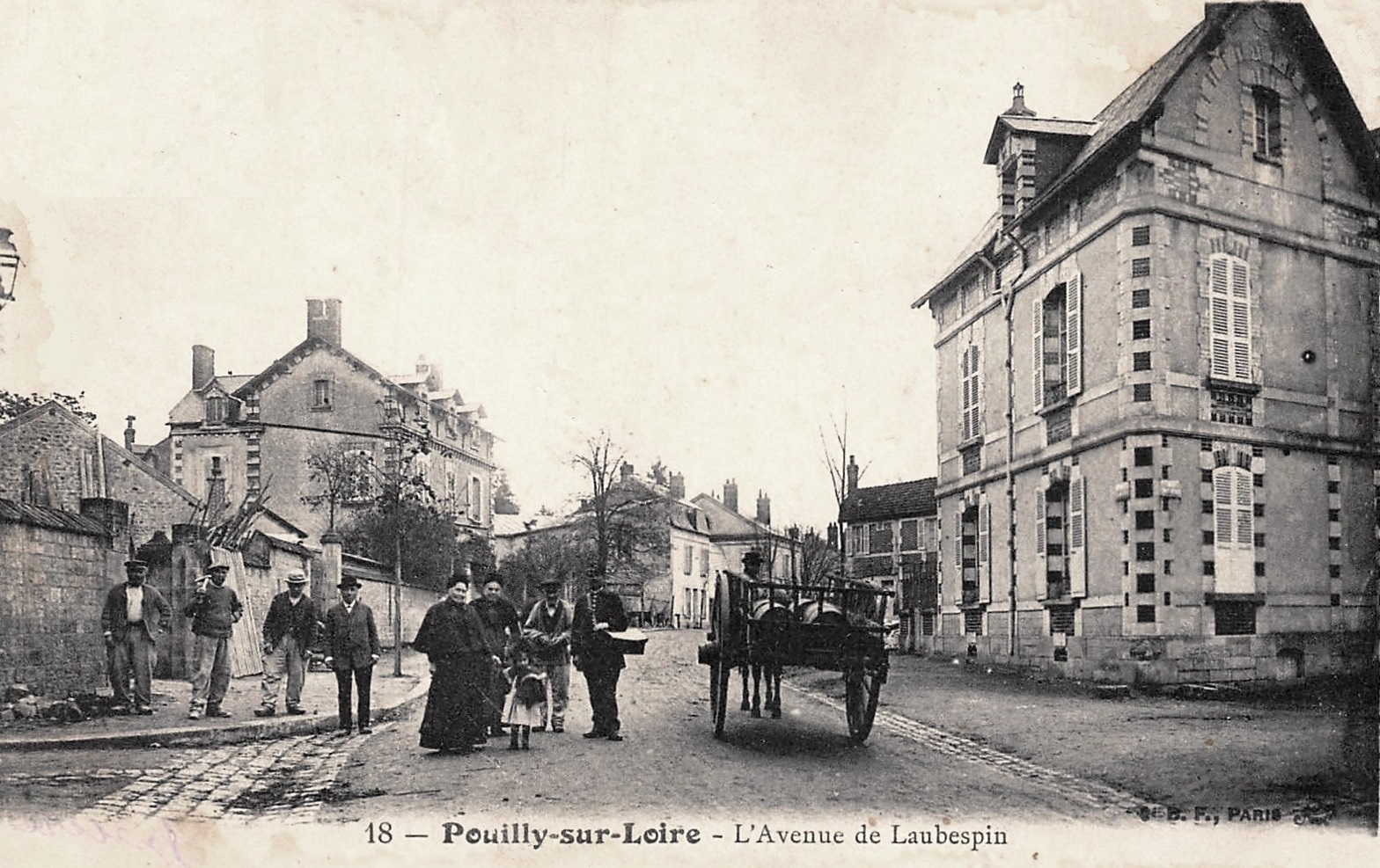 Pouilly-sur-Loire (Nièvre) L'avenue de Laubespin CPA