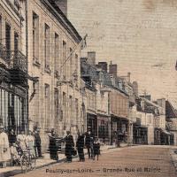 La grande rue et la mairie CPA
