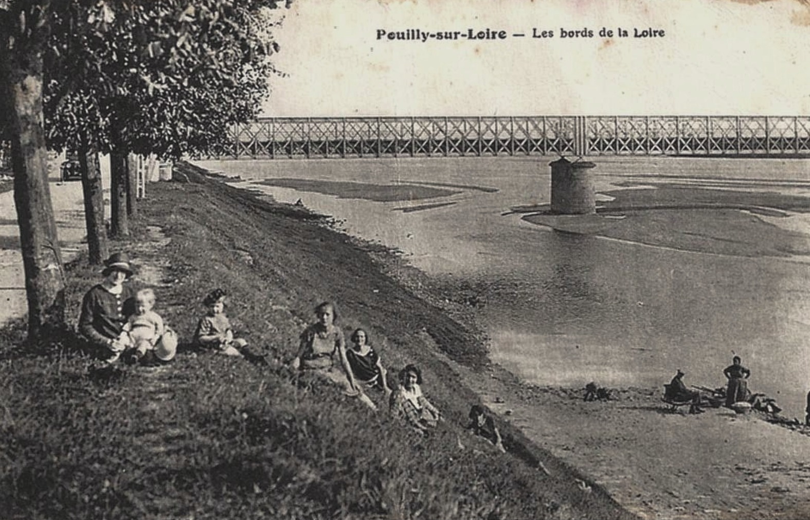 Pouilly-sur-Loire (Nièvre) La Loire CPA