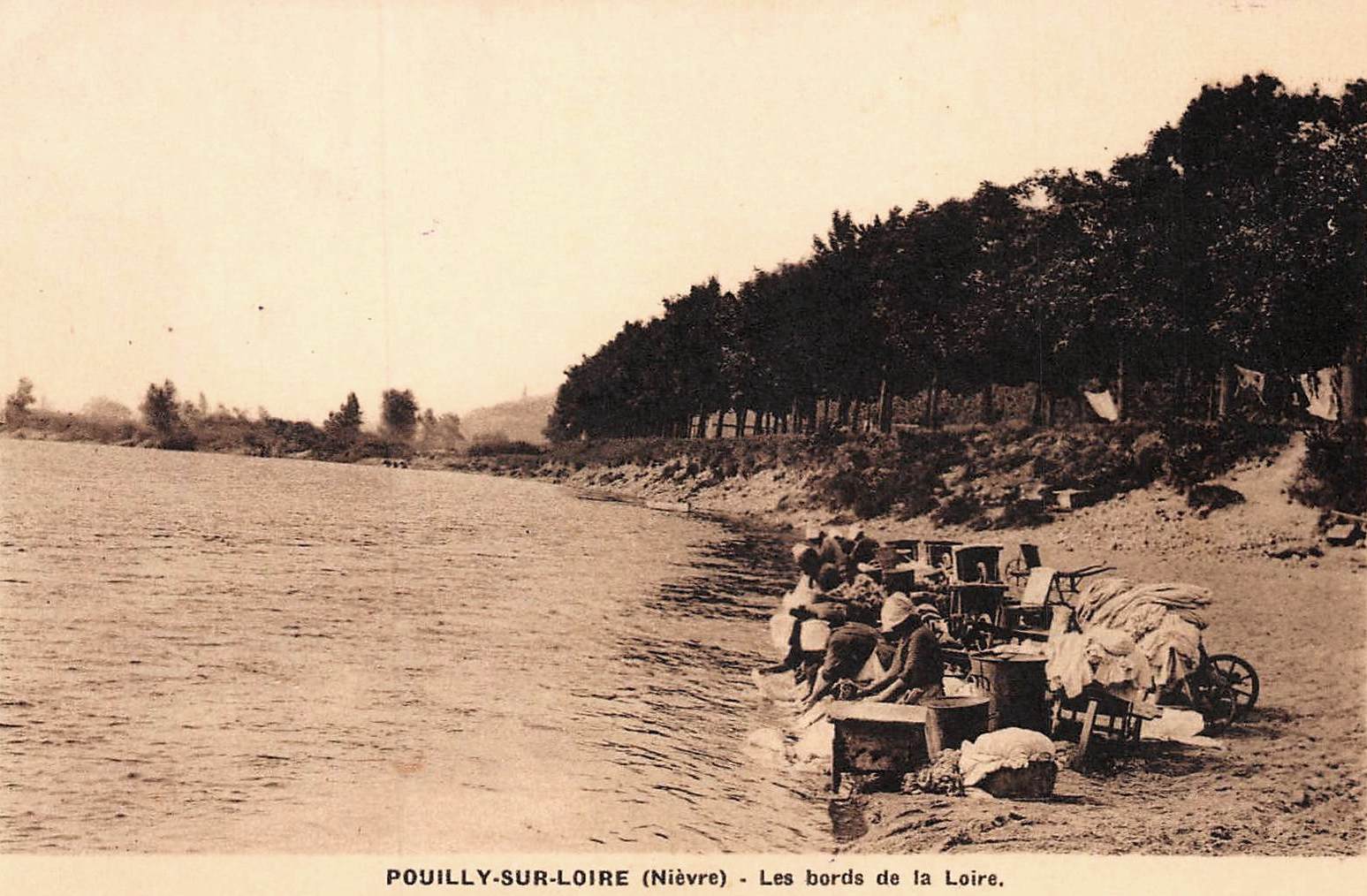 Pouilly-sur-Loire (Nièvre) La Loire CPA