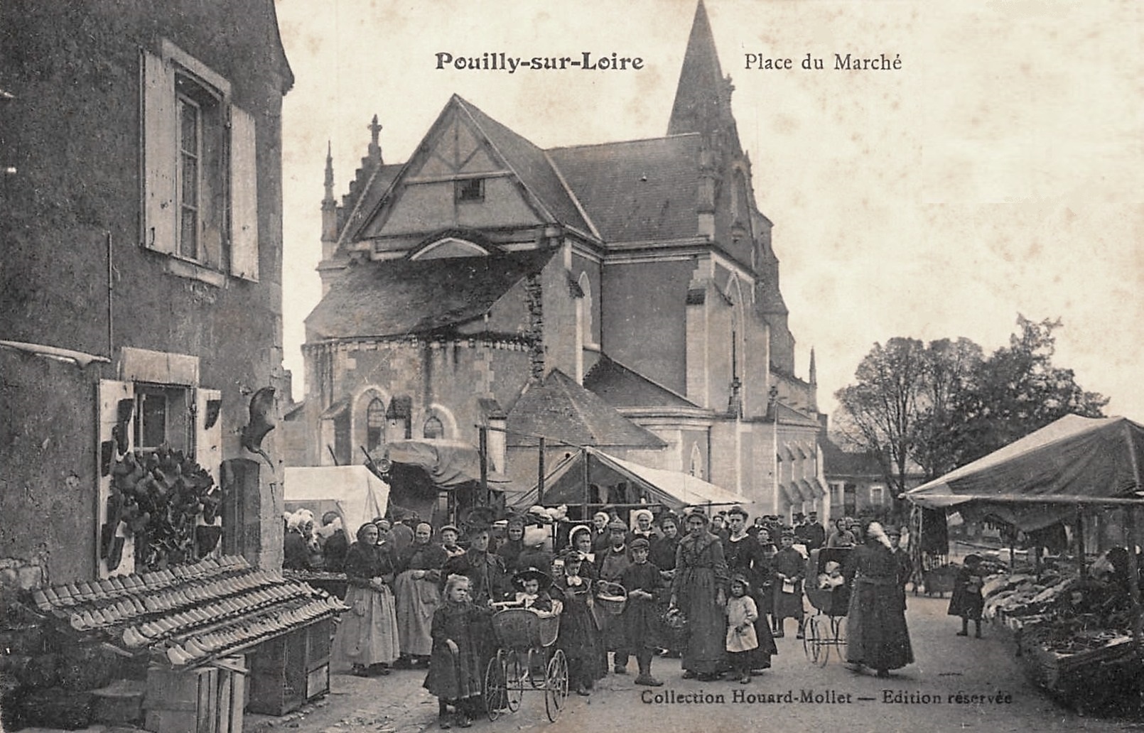 Pouilly-sur-Loire (Nièvre) La place du marché CPA