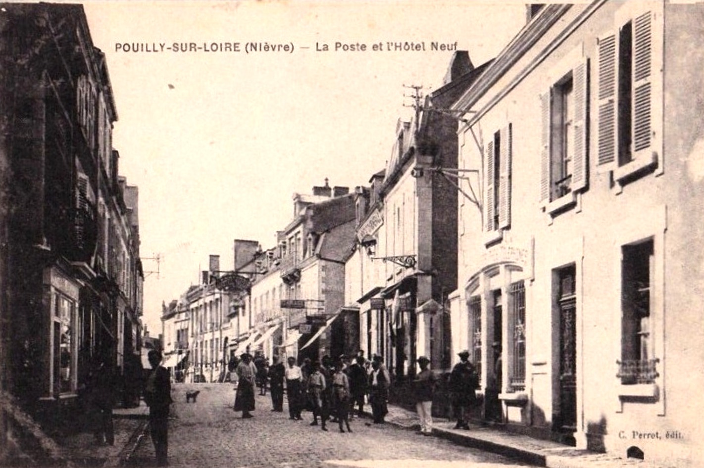 Pouilly-sur-Loire (Nièvre) La rue de la Poste CPA