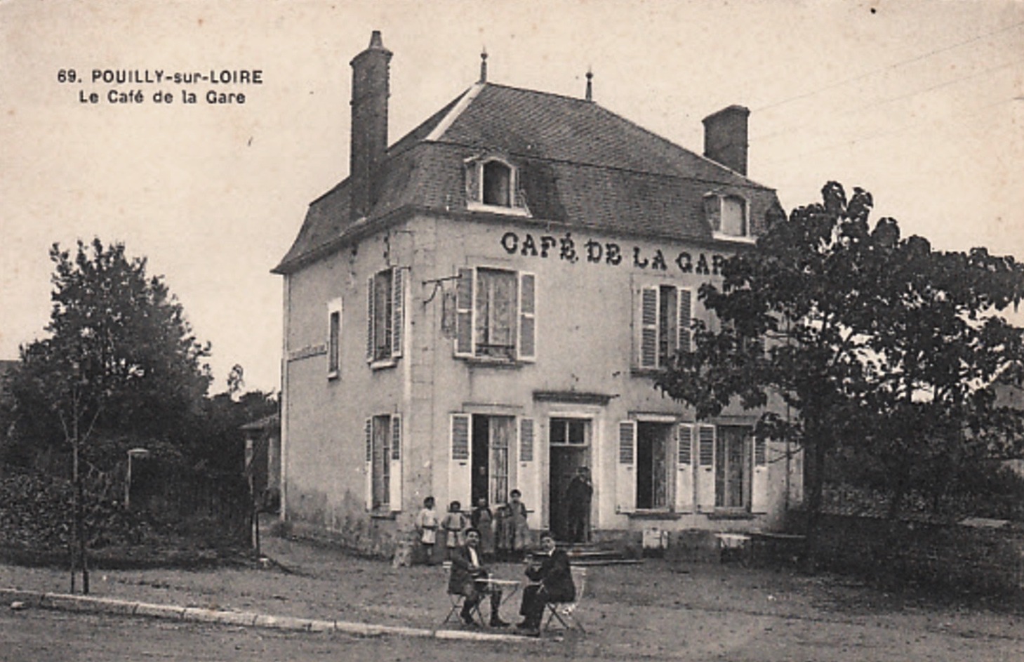 Pouilly-sur-Loire (Nièvre) Le café de la gare CPA