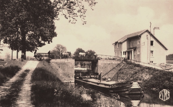 Pouilly-sur-Meuse (Meuse) L'écluse CPA