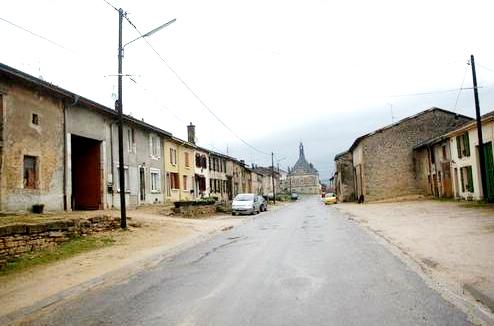 Pouilly-sur-Meuse (Meuse) La Grande Rue