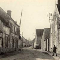 La rue du château CPA