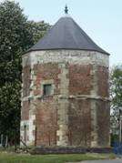 Prémont (Aisne) Tour du château