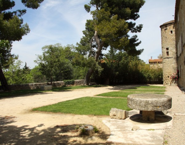 Puilacher (Hérault) Le château, esplanade