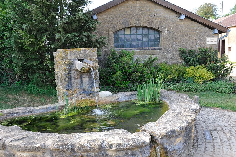 Quincy-Landzécourt (Meuse) La fontaine