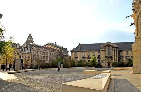 Reims 51 la place du parvis notre dame