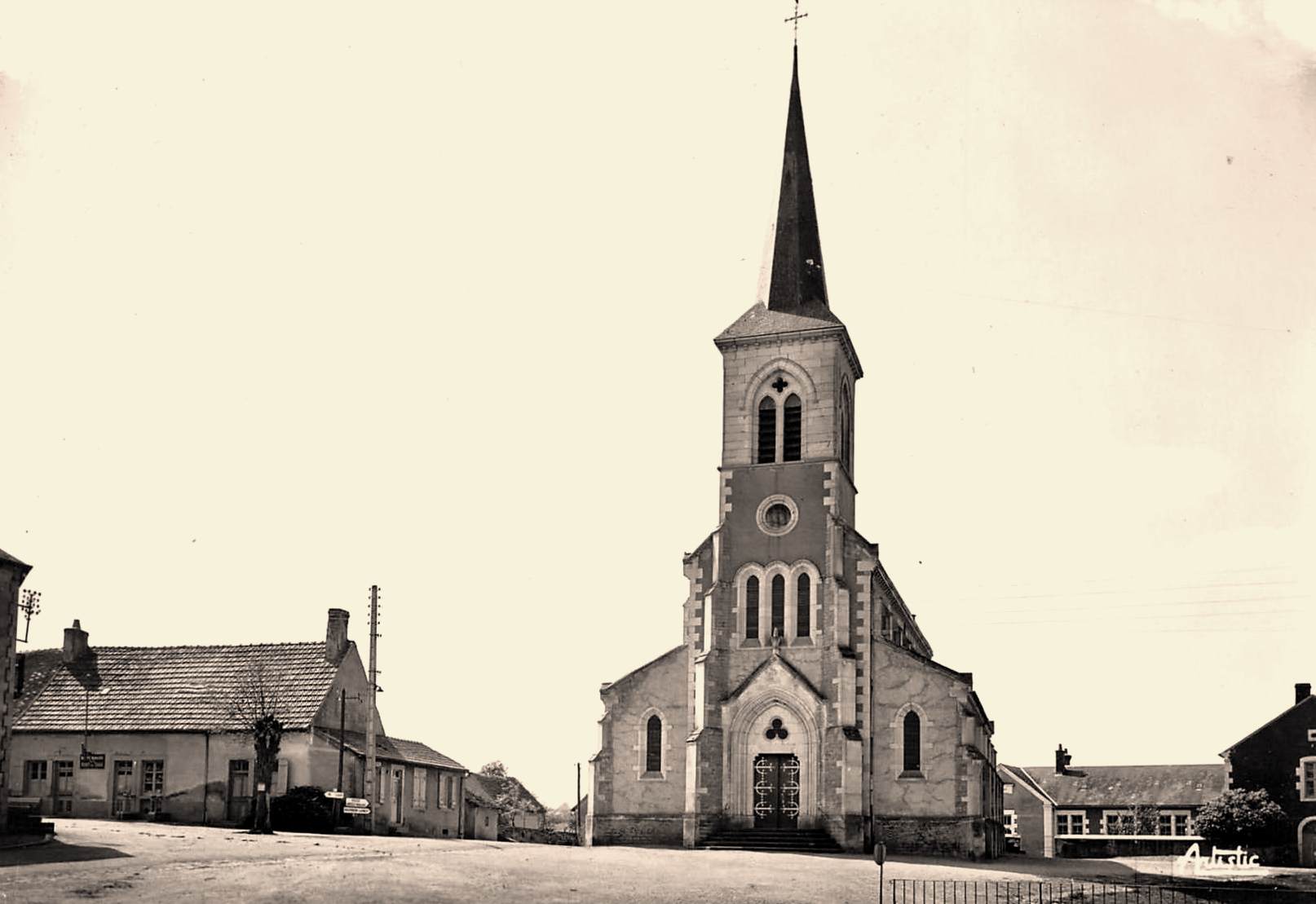 Rémilly (Nièvre) L'église et la place CPA